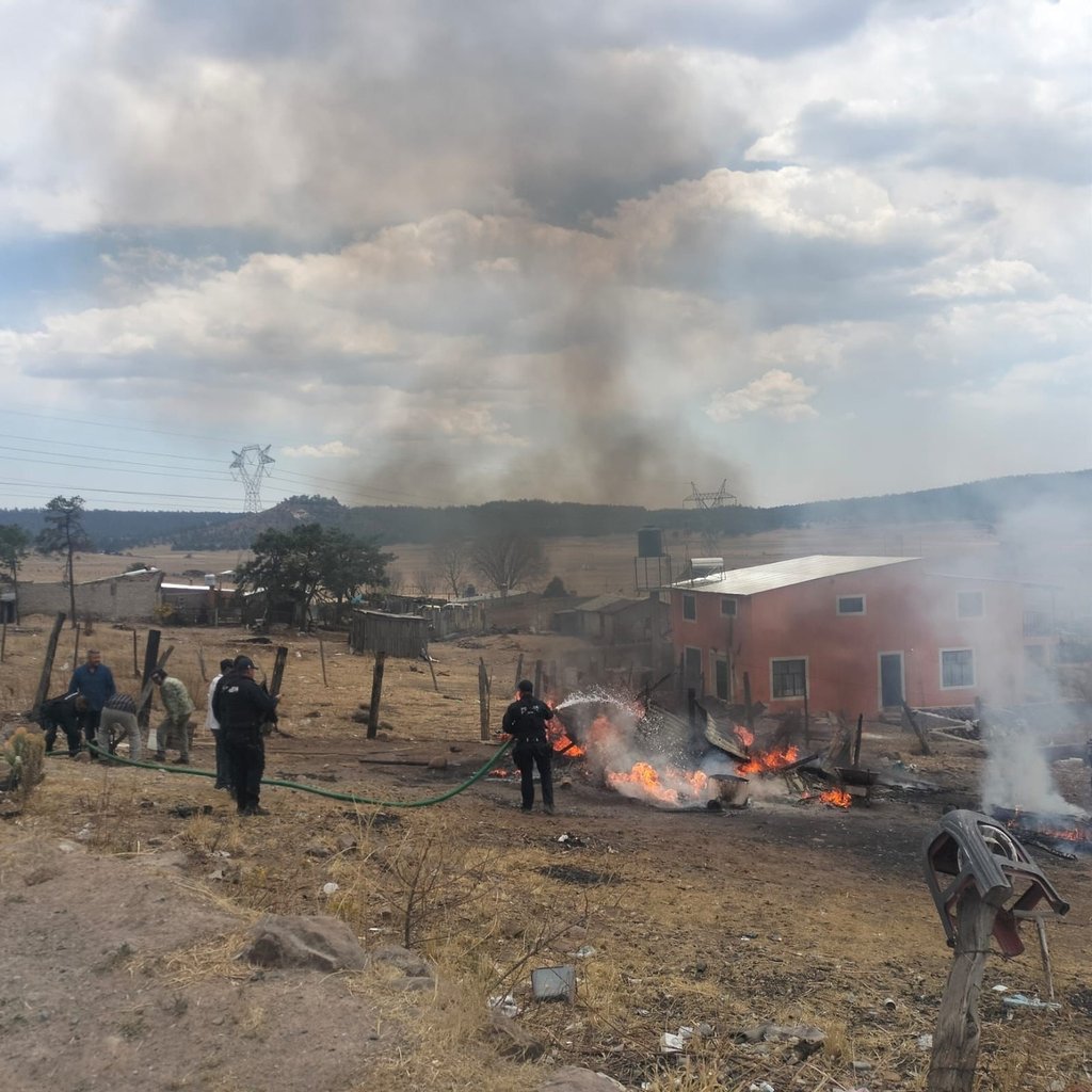 Trabajo. Agentes de la Policía Estatal ayudaron a sofocar el fuego de una vivienda en Llano Grande.