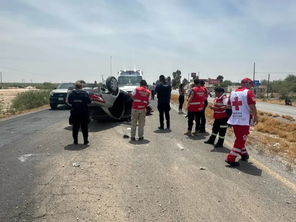Accidente. Cuatro integrantes de una familia resultaron lesionados tras una volcadura en Mapimí. Fueron trasladados por paramédicos de la Cruz Roja a la clínica 51 del IMSS.