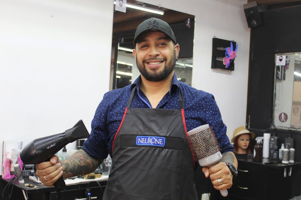 Rostro. Hombres y mujeres se dedican a este oficio, pues ya se ha diversificado a más ramas y gustos, siendo el sentido de la moda y la evolución de los peinados a lo que mayoritariamente deben adaptarse estas personas.