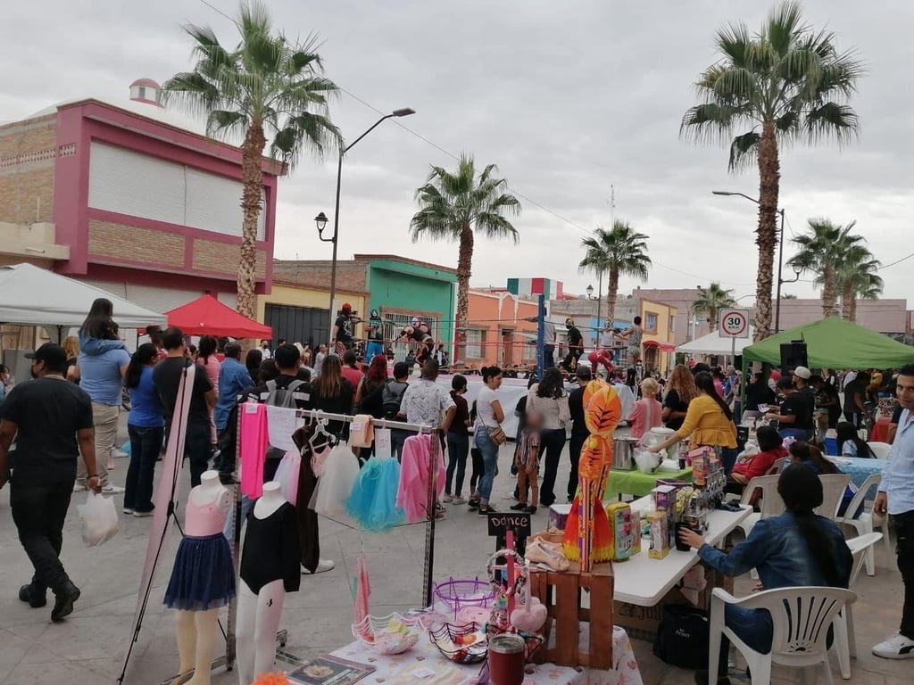 Este mercado se lleva a cabo los días sábado y domingo, en un horario de 4:00 de la tarde a 9:00 de la noche, en el Paseo Independencia.