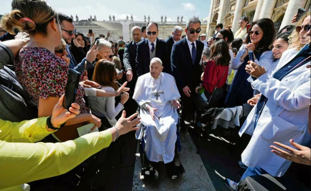 Papa Francisco pide traer esperanza mientras soplan 'tantos vientos de muerte'