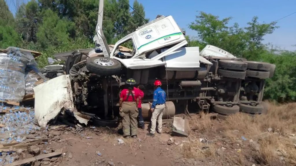 Hecho. Un tren embistió a un tráiler en el puente Jabonoso; el conductor resultó lesionado.
