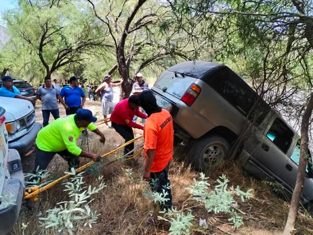 Accidente. Una camioneta cayó al río en Santa Anita; fue rescatada por Protección Civil. El incidente fue reportado inicialmente por personal de Medio Ambiente del Municipio de Lerdo.