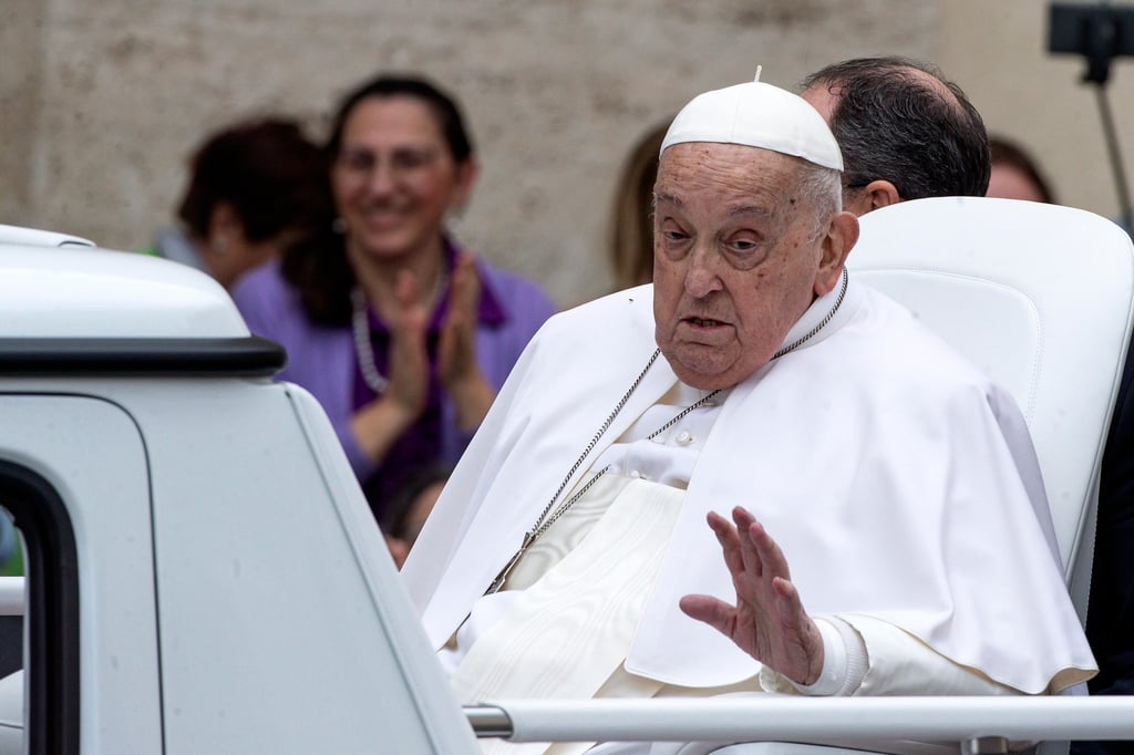 Reaparece Papa Francisco para celebrar Pascua y recorrer la Plaza de San Pedro