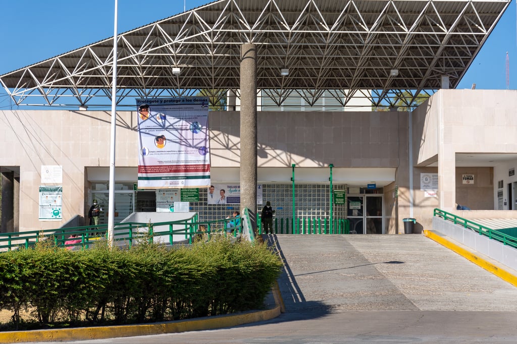 Con una herida en un ojo llegó una jovencita al IMSS.