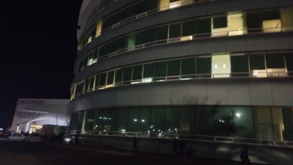 Caso. No vio un árbol caído y chocó en su motocicleta; sufrió lesiones y fue atendido en el Hospital General 450.