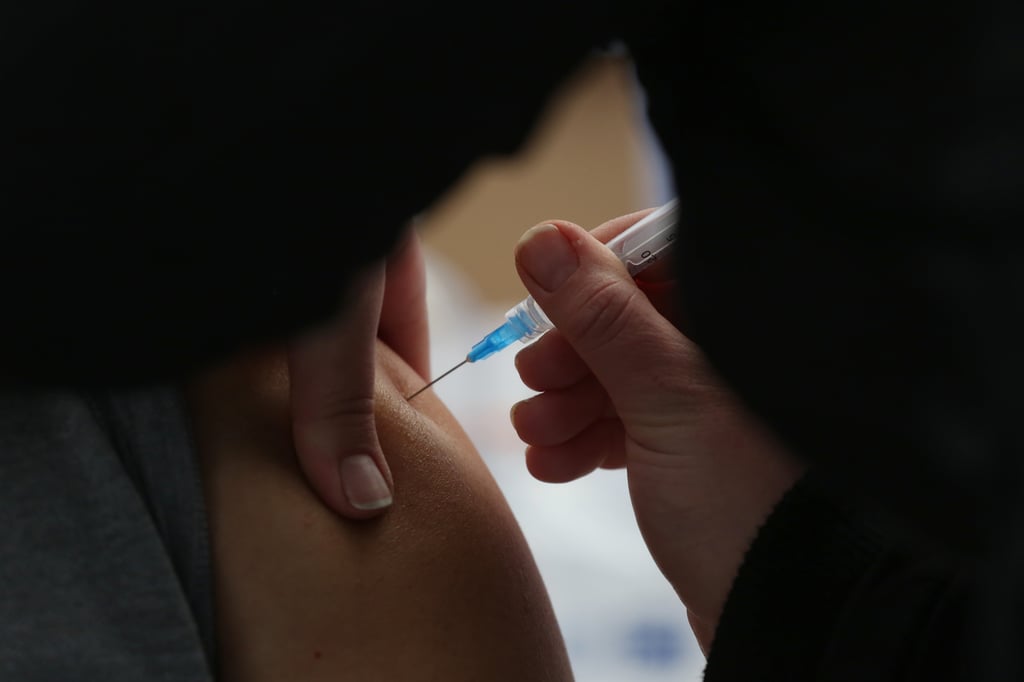 Aseguran las autoridades que hay vacunas suficientes para la población duranguense.