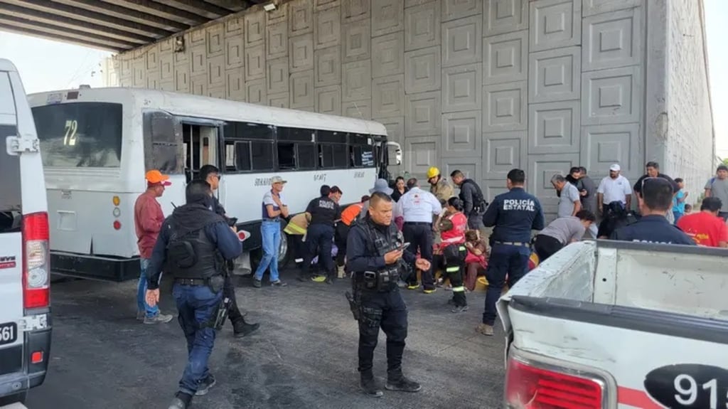 Caso. Un camión chocó contra muro bajo en el puente Hamburgo; hay 18 lesionados. Presuntamente, un neumático de la unidad se reventó.