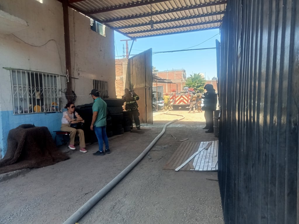 Servicio. Un incendio de llantas, madera y hierba seca movilizó a los cuerpos de bomberos de Durango.
