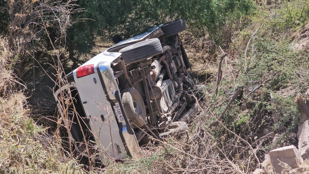 Accidente. Dos mujeres resultaron lesionadas al volcar en la camioneta en la que viajaban en el camino a la presa Guadalupe Victoria.