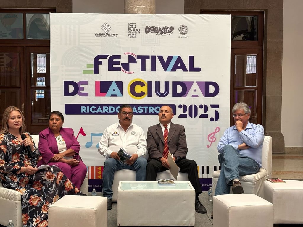 Lecturas. Durante la presentación en el Museo 450, se contó con invitados, quienes comentaron ambas obras y dieron contexto de ellas.