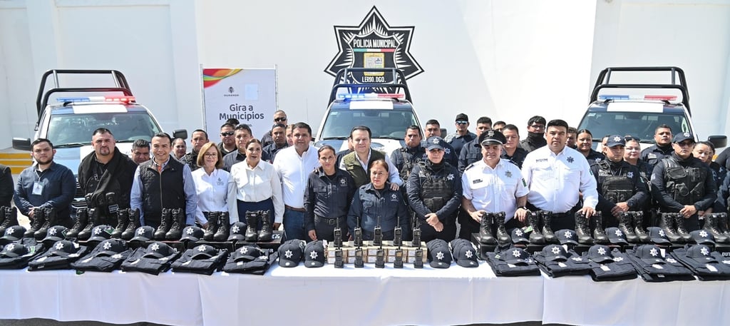 Respaldo. Se entregaron uniformes al cien por ciento de los elementos de la Policía, junto con tres patrullas y equipo de radiocomunicación.