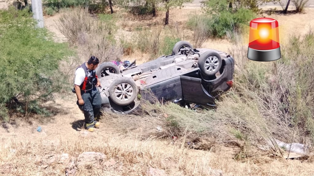 Camioneta con 5 jóvenes vuelca tras chocar con letrero de Playa Dalila