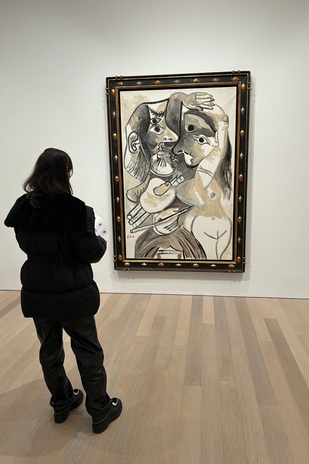 Pieza. Se trata de una loza blanca decorada en marrón y verde aplicados con engobe antes de la cocción, con esmalte y parafina oxidada.