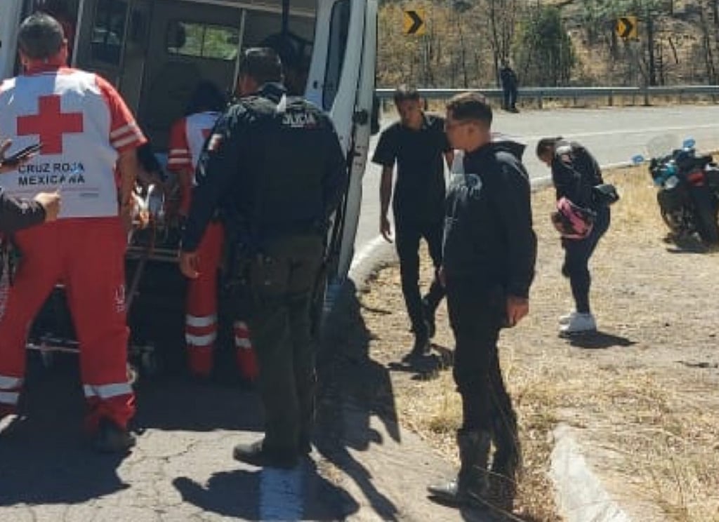 Accidente. Una pareja de duranguenses que iba a la Semana de la Moto se accidentó pasando Río Chico, al tomar una curva con gravilla suelta.
