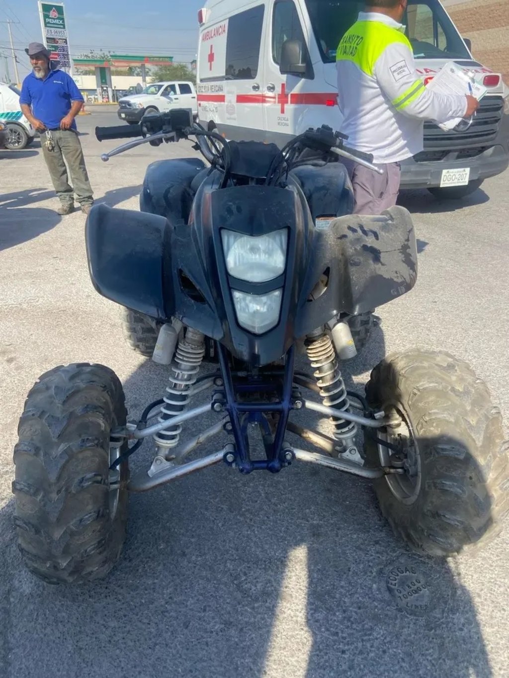 Caso. Una cuatrimoto chocó contra un auto en el estacionamiento de un centro comercial; hubo un lesionado, quien fue trasladado a recibir atención médica.