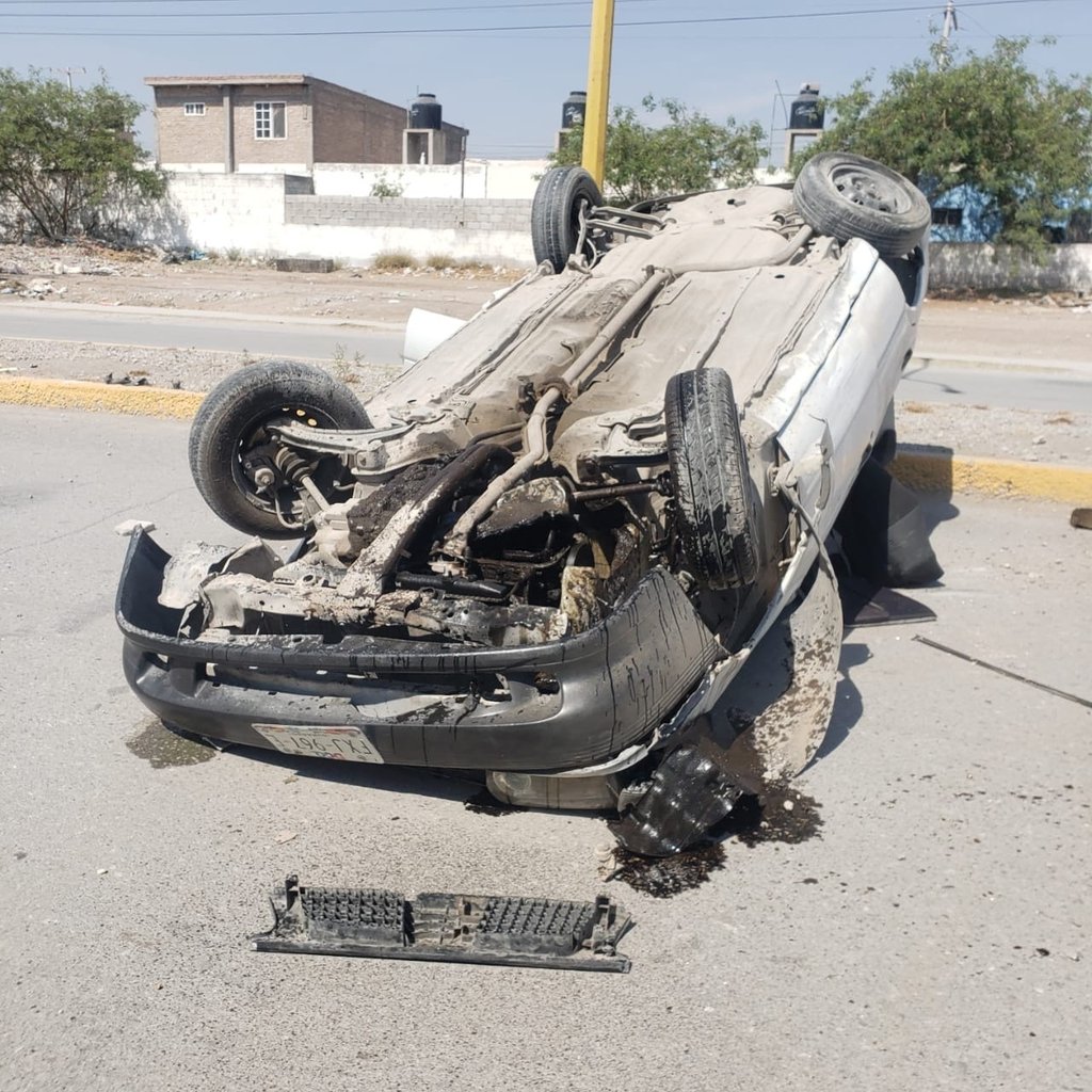 Accidente. Un joven de 20 años protagonizó aparatosa volcadura en Gómez Palacio.