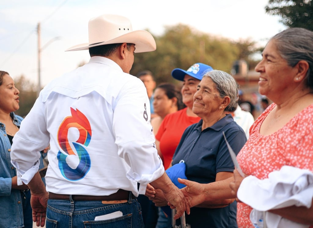Con alegría y múltiples muestras de respaldo, Toño Ochoa fue recibido por familias, hombres y mujeres de la zona rural del municipio de Durango. En comunidades como El Nayar, Ferrería, Pilar de Zaragoza, Río Escondido, Puertas de la Cantera, gente del valle y de la sierra, campesinos, y sus familias completas, refrendaron su respaldo al candidato de 'Unidad y Grandeza'.