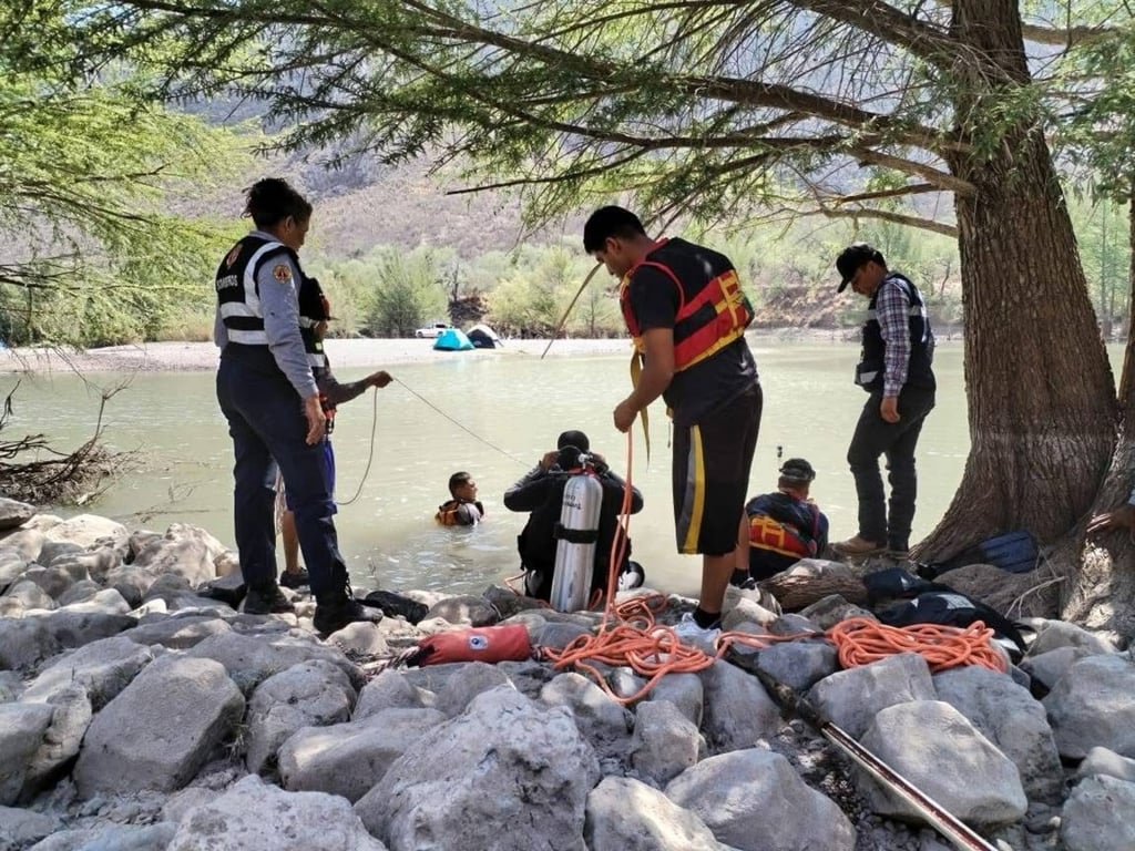 Situación. Buscan a joven que presuntamente se ahogó en el Cañón de Fernández. Paseantes comenzaron a buscarlo.