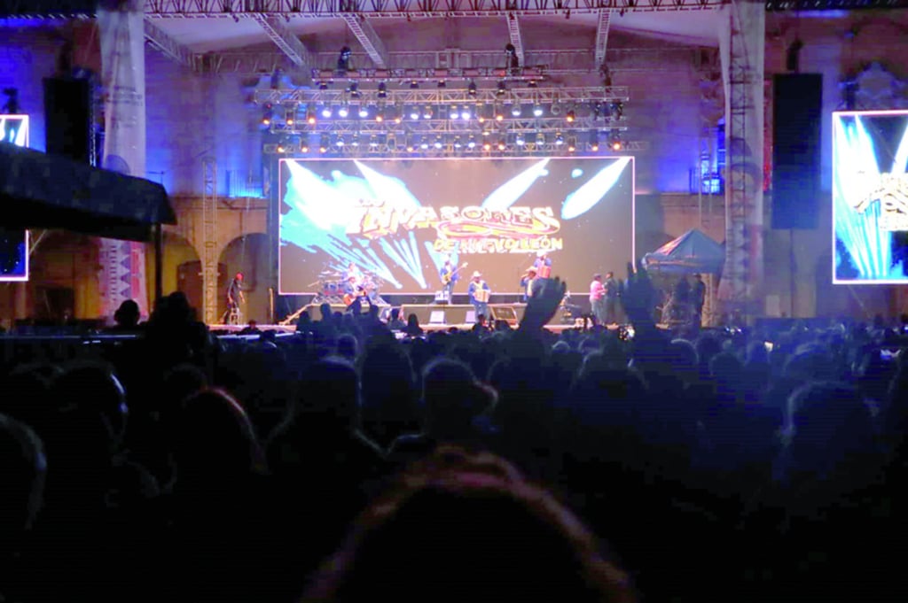 Celebración. Cerca de 17 mil almas corearon los éxitos más icónicos de este conjunto de regional mexicano, el cual se presentó en las inmediaciones del centro histórico de la ciudad.