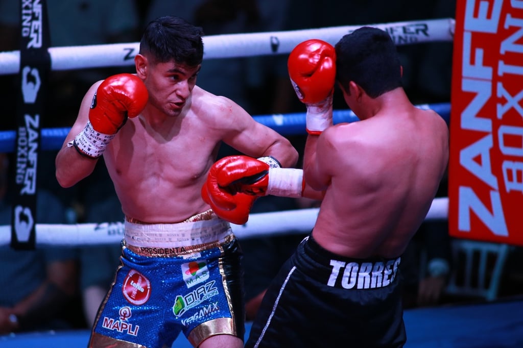Triunfo. . En cinco rounds, el gomezpalatino (izquierda) noqueó al boxeador emergente sinaloense José Torres.