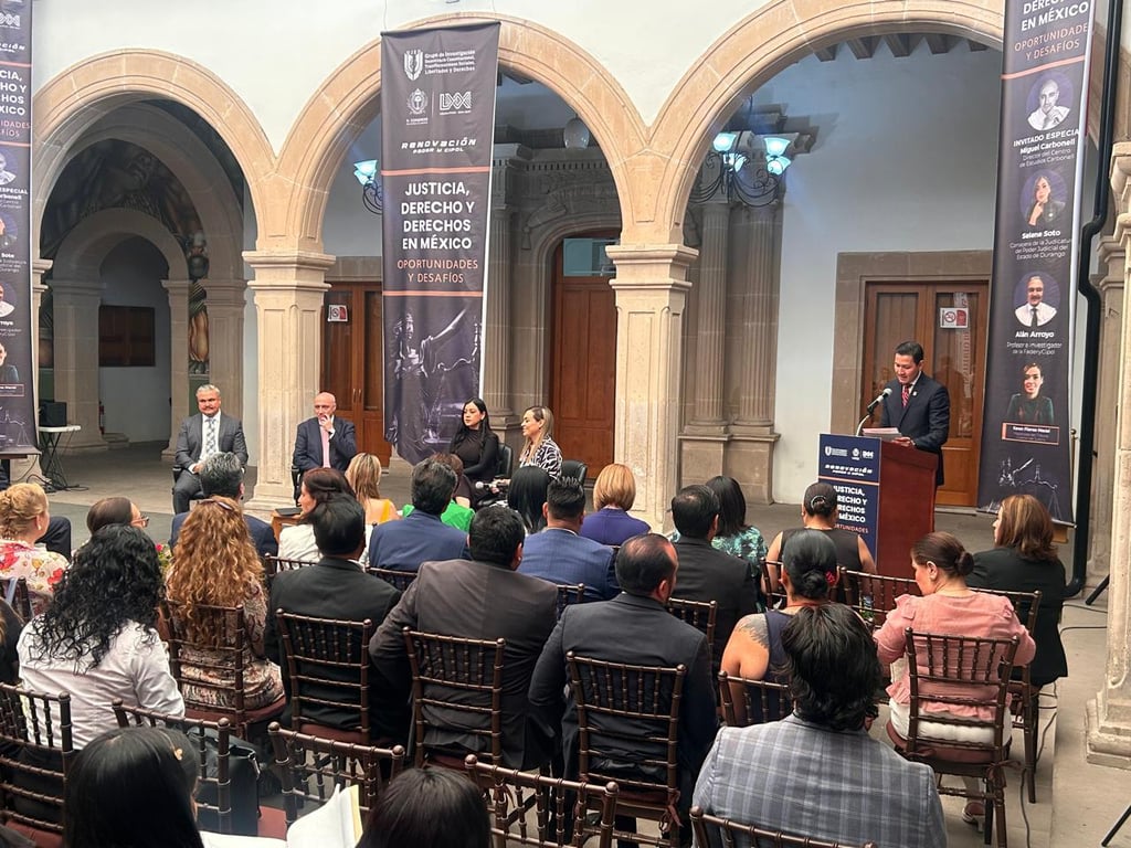 Distinto. México es el único país en el que se llevará a cabo una elección en el Poder Judicial, por lo que dijo que, en un ejercicio de derecho comparado, se puede hablar de una revancha al Poder Judicial y no sirve para lo que se dijo que serviría, como la corrupción.