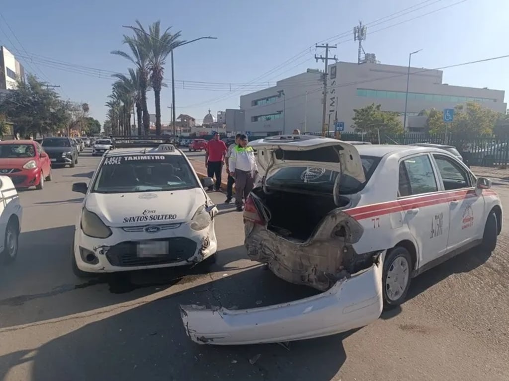 Hecho. Dos taxis chocaron frente a la Clínica 46 del IMSS; los conductores se desplazaban en la misma dirección.