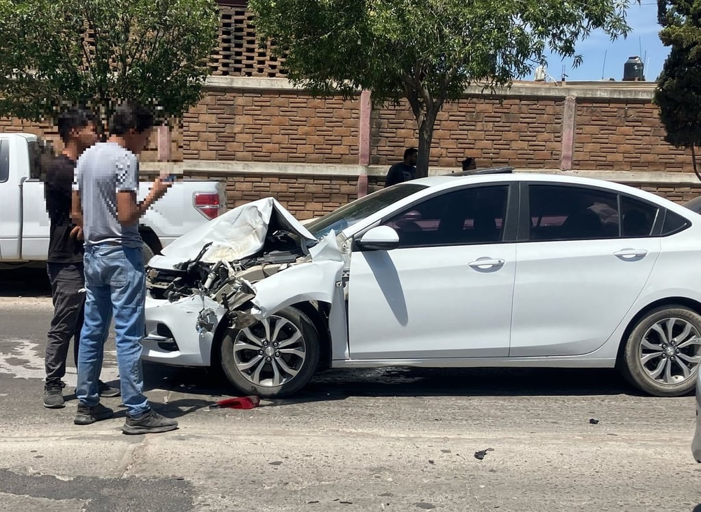 Hecho. Fuertes daños dejó un choque por alcance por la avenida Nazas, al mediodía de este 30 de abril, a la altura de la colonia Valle del Guadiana.