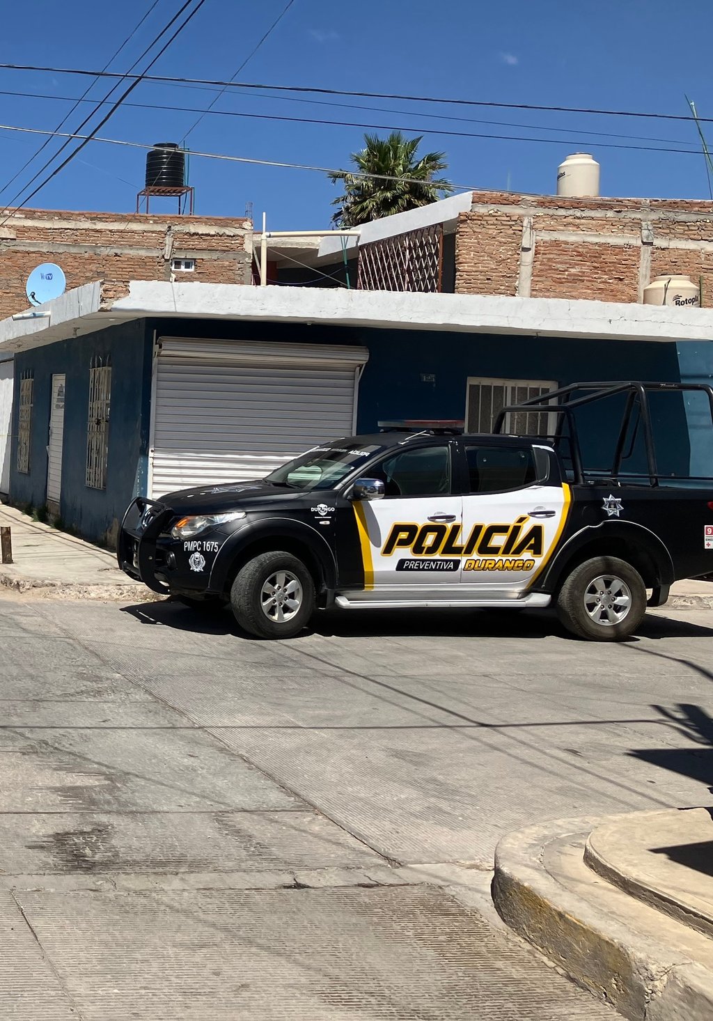 Caso. Un hombre sometió a una mujer para robarle dinero en efectivo; le pidió un vaso con agua y luego la atacó.