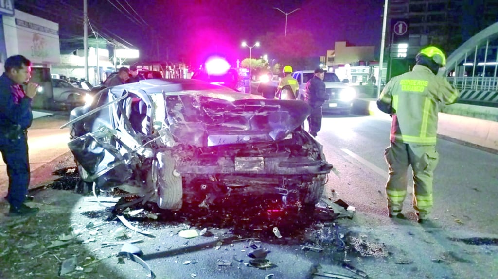 Percance. Rescatistas tuvieron que intervenir para poder sacar al ocupante del coche.