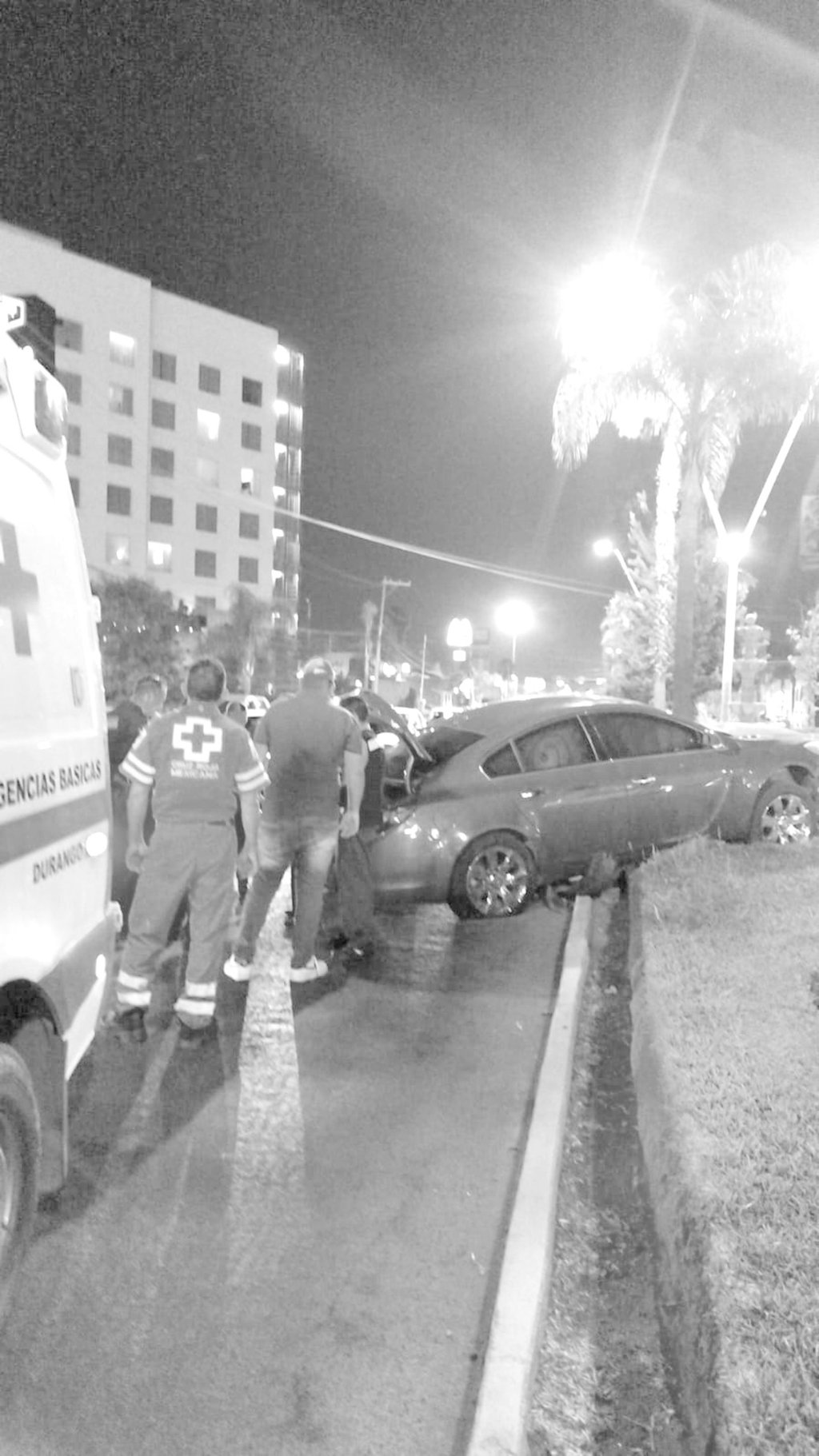 Mujer ebria atropelló a un hombre, luego chocó