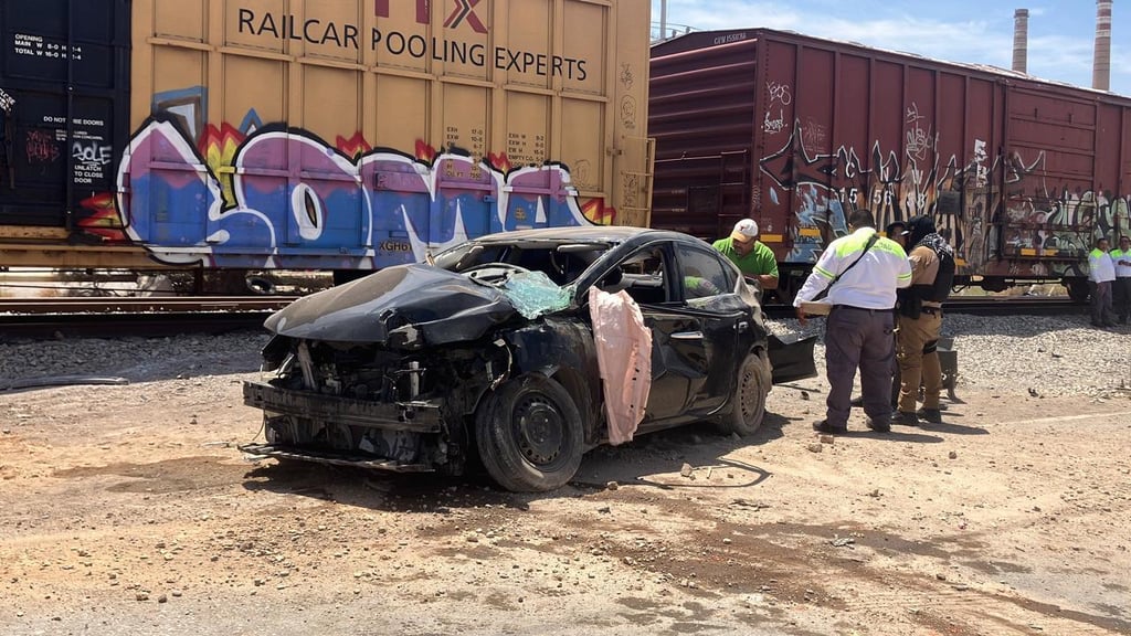 Accidente. Un tren impactó a un automóvil y la conductora terminó en el hospital, después de que quiso ganarle el paso a la 'mole de hierro'.