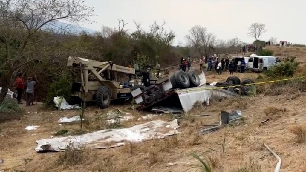 Adulto mayor muere aplastado durante rapiña de tráiler azucarero