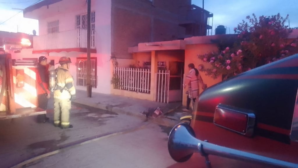 Bomberos rescataron a un hombre del incendio de una casa.