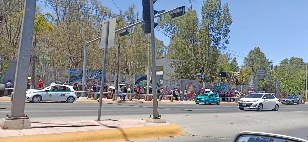Filas. Aunque el tiempo de espera fue breve, los visitantes también hicieron filas para ingresar a las diversas áreas.