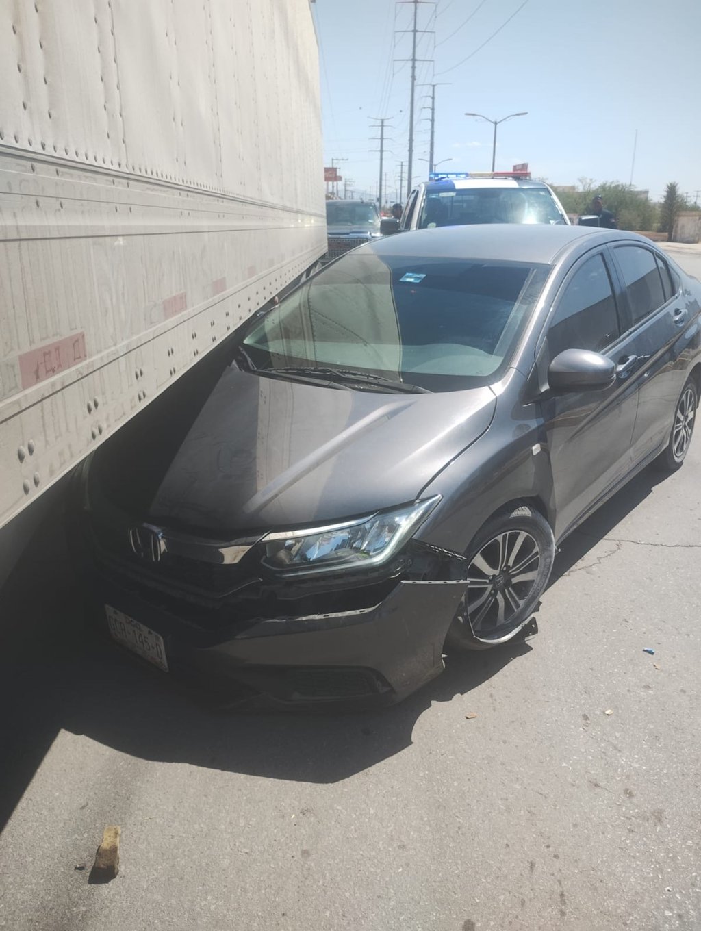 Accidente. El conductor perdió el control de su vehículo y se impactó contra la caja de un tráiler.