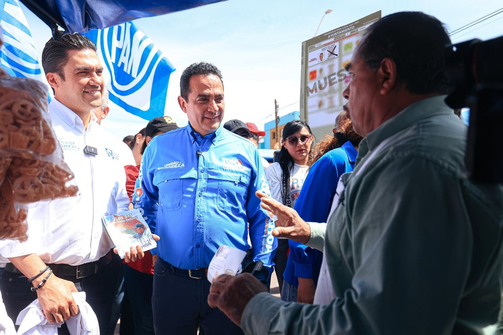 Recorrido. Acompañado por el dirigente nacional del PAN, Jorge Romero, el candidato Toño Ochoa saludó a familias y comerciantes, que le ofrecieron su apoyo.