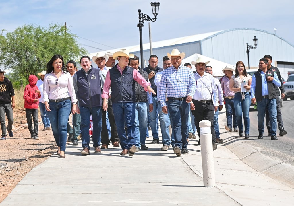 Obras. 'Los mejores caminos de todo el país son los que se están haciendo en Mezquital', señaló el Gobernador durante su visita al municipio.