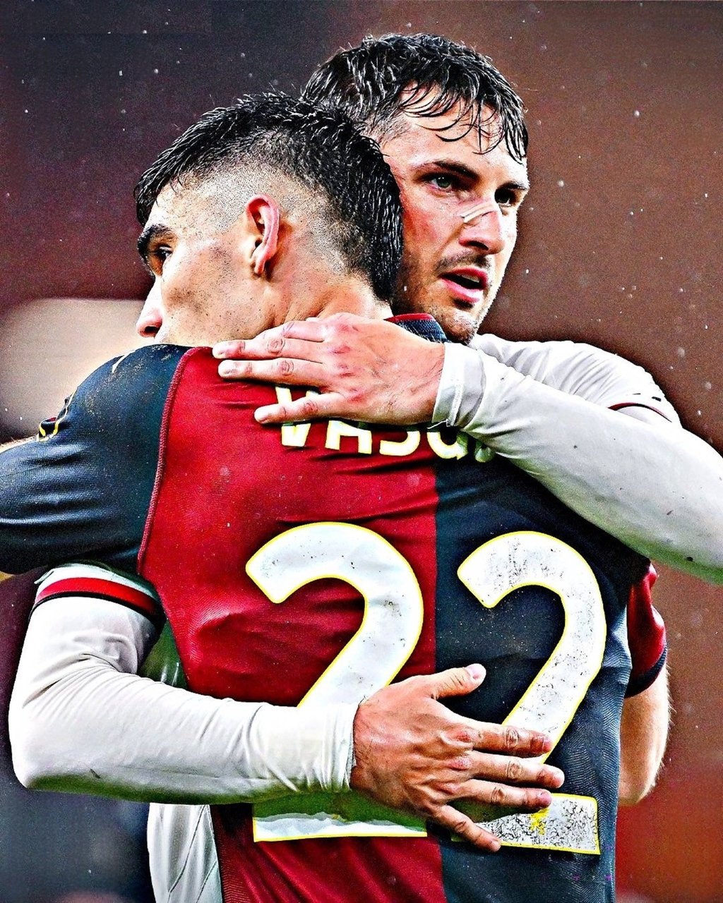 Emotivo. Johan y 'Santi' se dieron un abrazo al término del juego entre Genoa y MIlan en la Serie A.