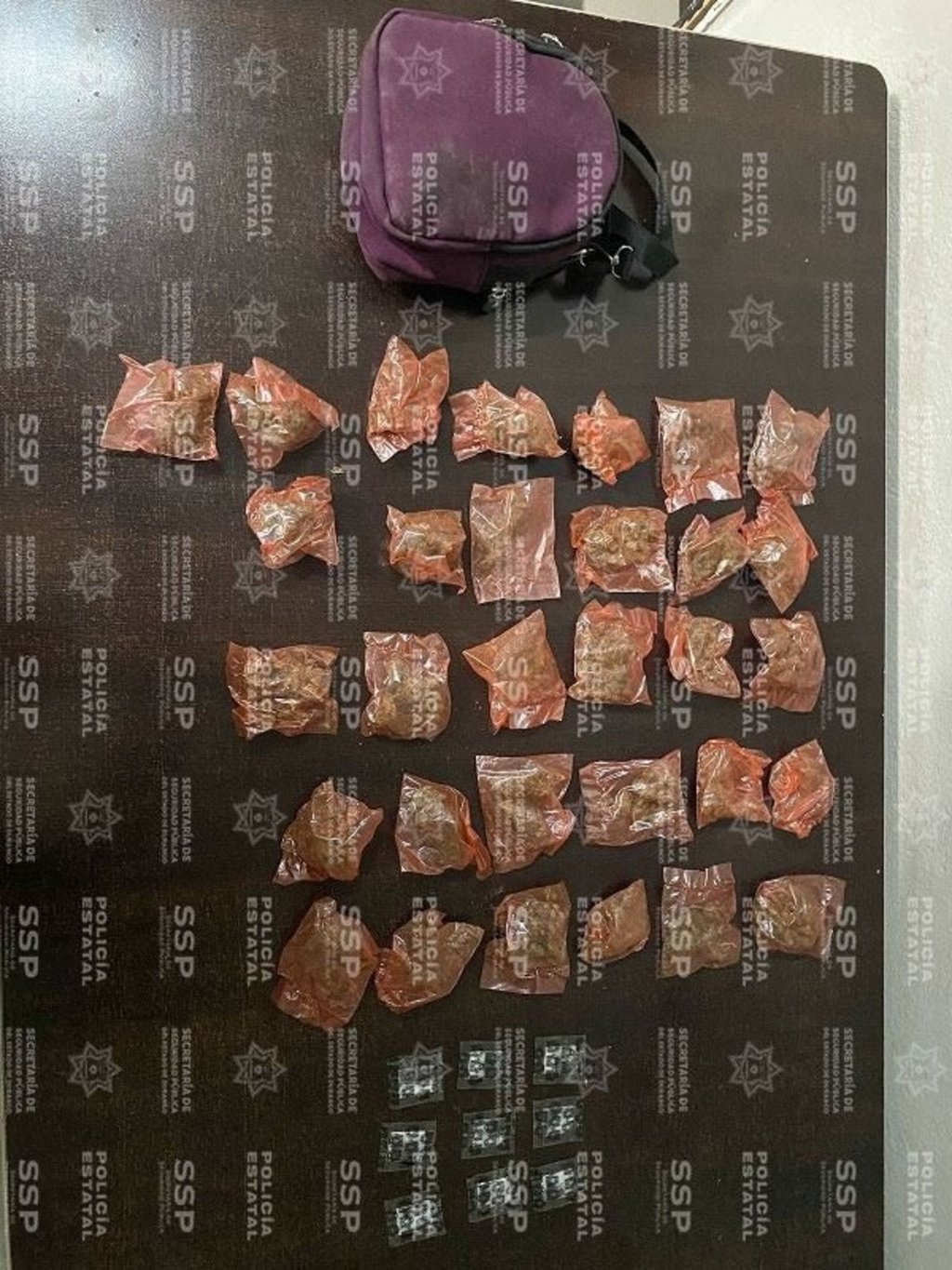 Acción. Aseguraron policías estatales una mochila con 'cristal' y marihuana en Lerdo.