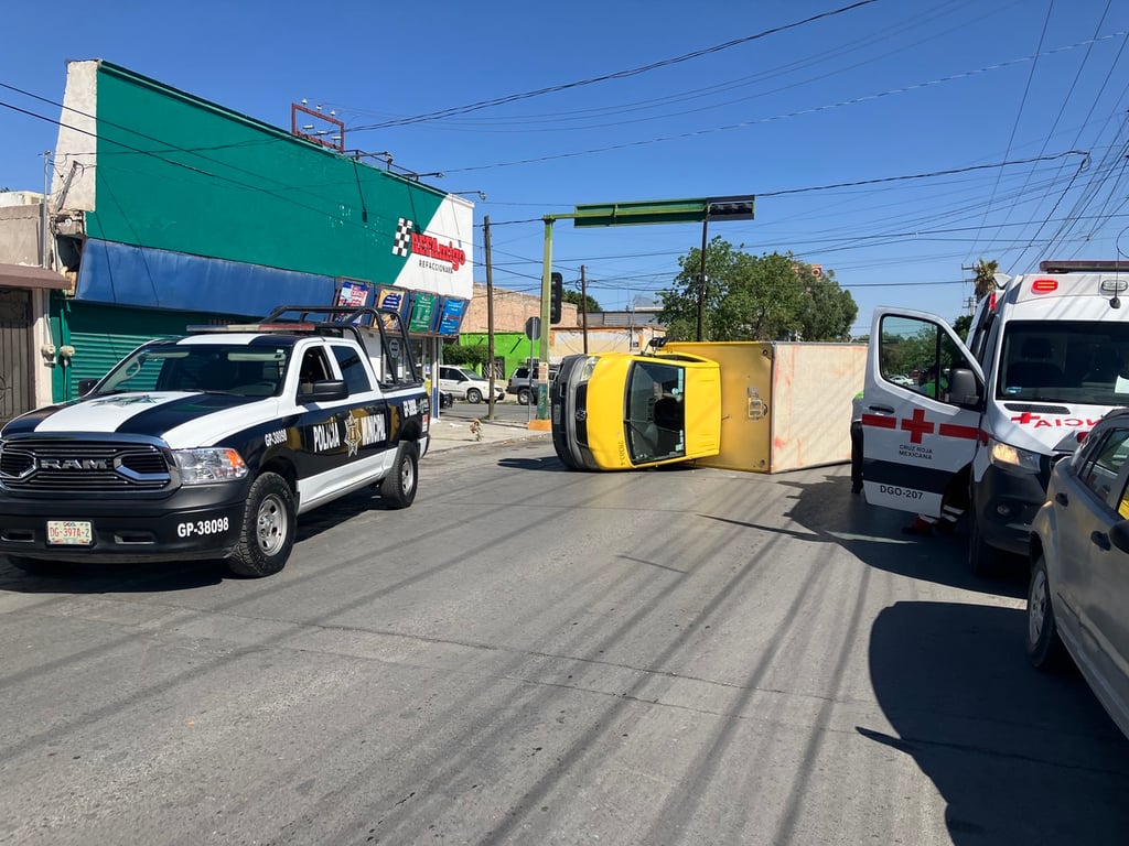 Accidente. Volcó un camión de frituras tras chocar en el Centro de Gómez Palacio; se registraron fuertes daños materiales.