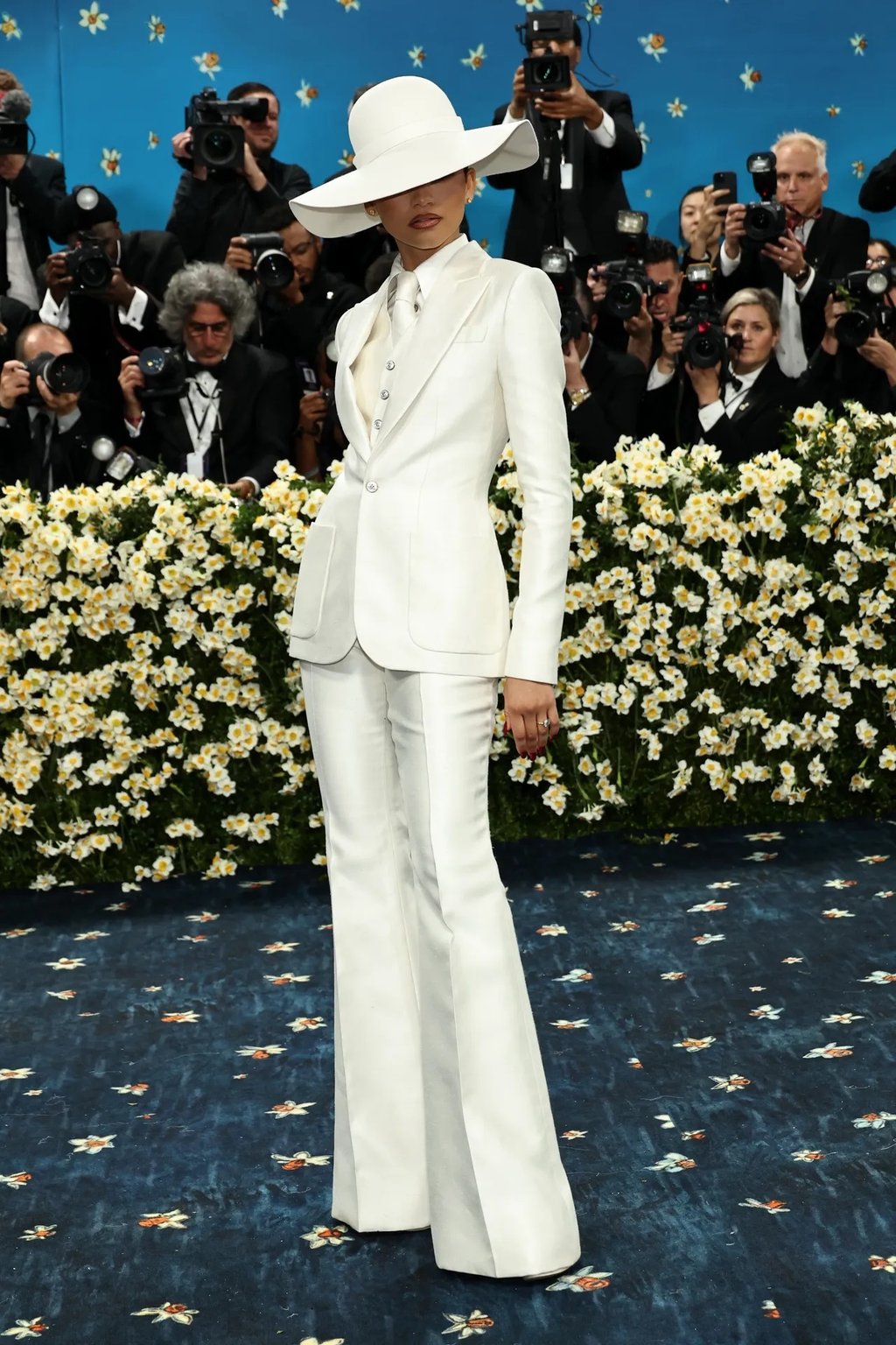 Zendaya con una versión del zoot suit firmado por Louis Vuitton, diseñado por Pharell.