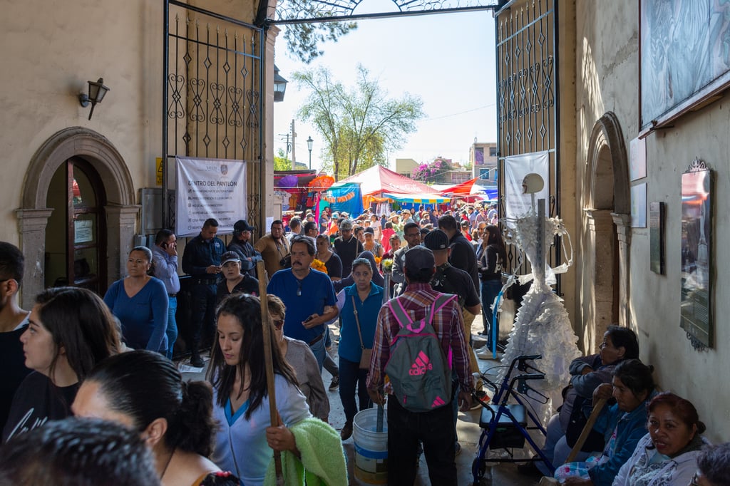 El permiso para comerciantes es al exterior para la tradicional romería, muchos con venta de flores.
