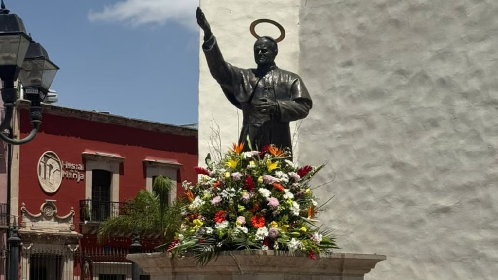 Monumento. Se erigió al exterior de la Catedral una estatua. 
