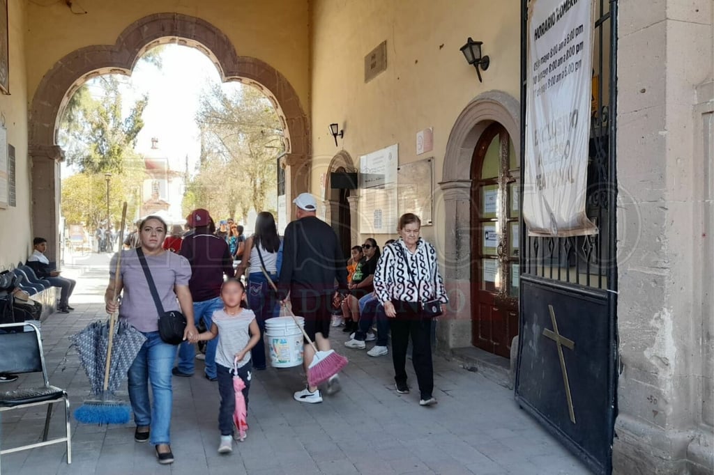 Llegan miles de duranguenses a visitar a sus madres fallecidas al Panteón de Oriente