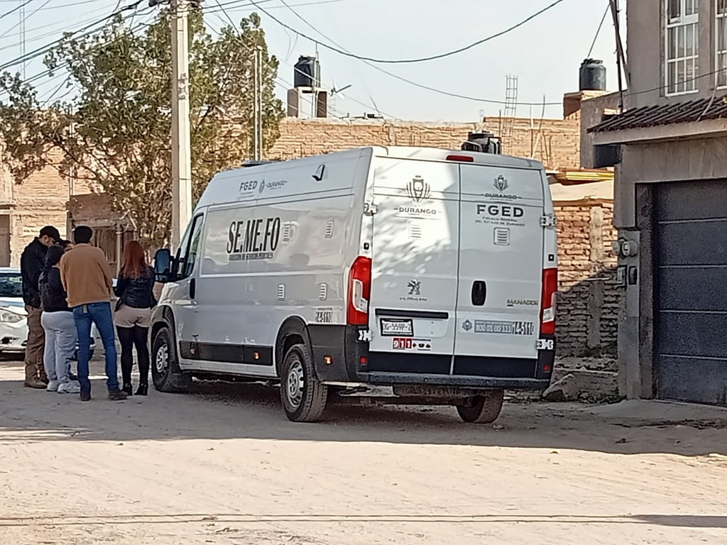 Un hombre se dio un balazo por accidente en la cabeza; murió y sus familiares lo llevaron a una funeraria.