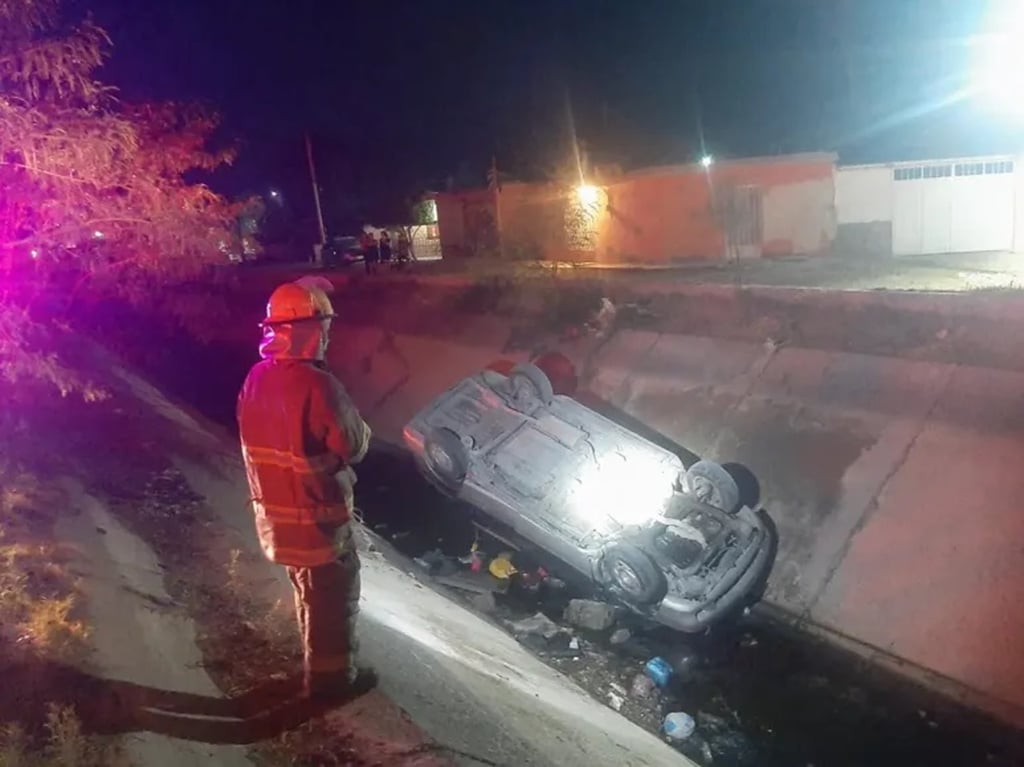Accidente. Abandonaron un automóvil tras caer a un canal de riego en la ciudad de Lerdo.