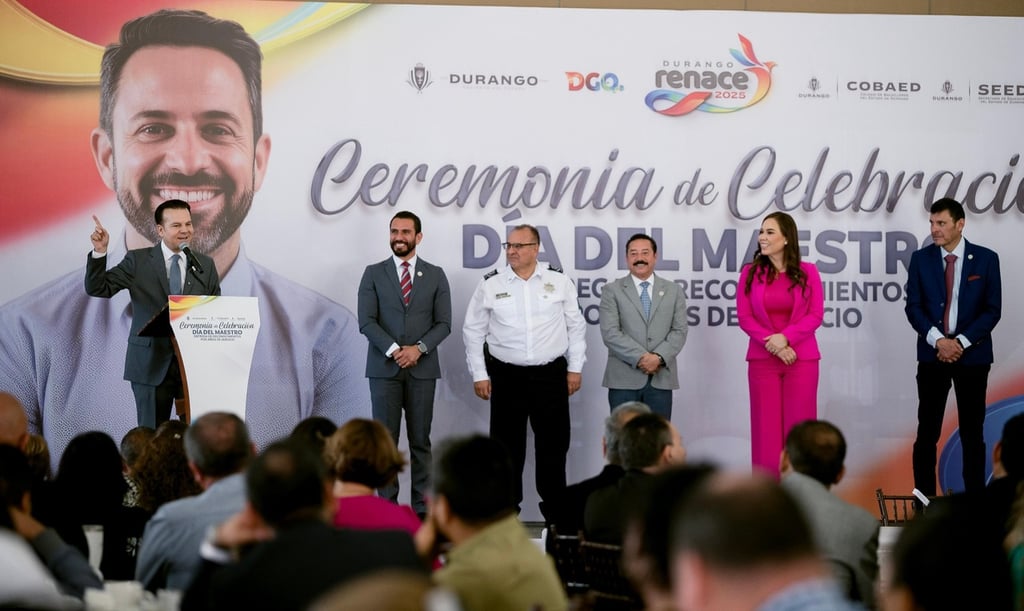 Evento. Esteban Villegas Villarreal acudió a la ceremonia en la que se homenajeó a 257 docentes de 32 planteles, por haber cumplido 10, 15, 20, 25, 28, 30 y 35 años de servicio.
