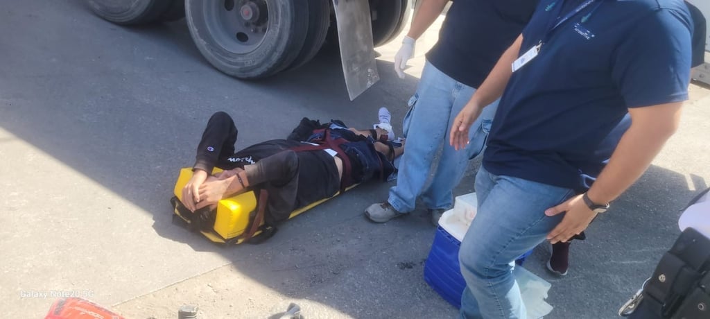 Accidente. Un motociclista resultó lesionado tras impactarse contra un tráiler en Gómez Palacio.