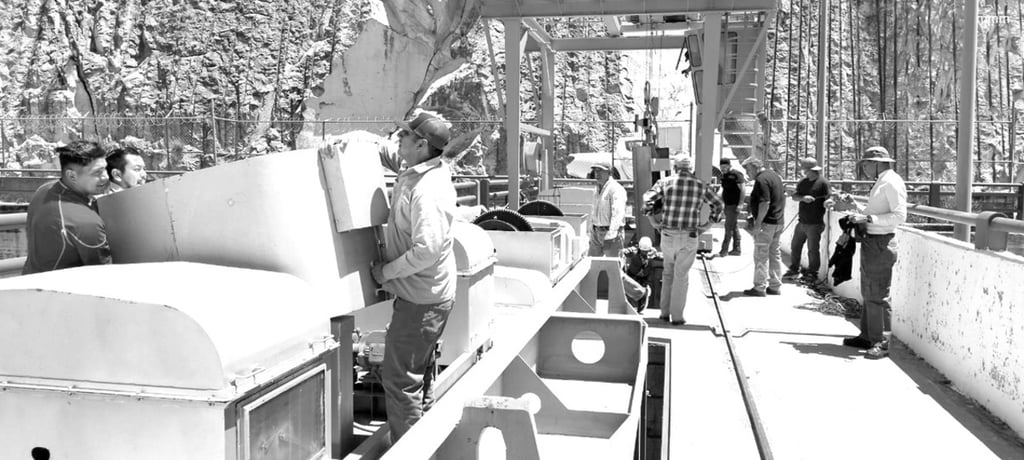 Mantenimiento. Con las pruebas de izaje se da mantenimiento al mecanismo de las compuertas de la presa Guadalupe Victoria.